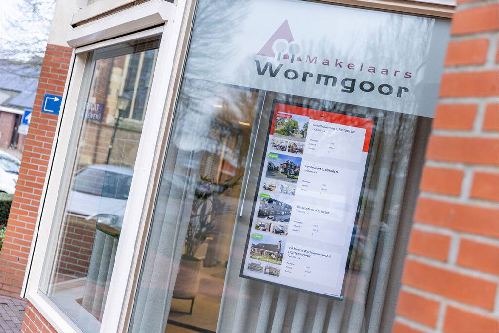 Woningaanbod zichtbaar in de etalage van Wormgoor Makelaars