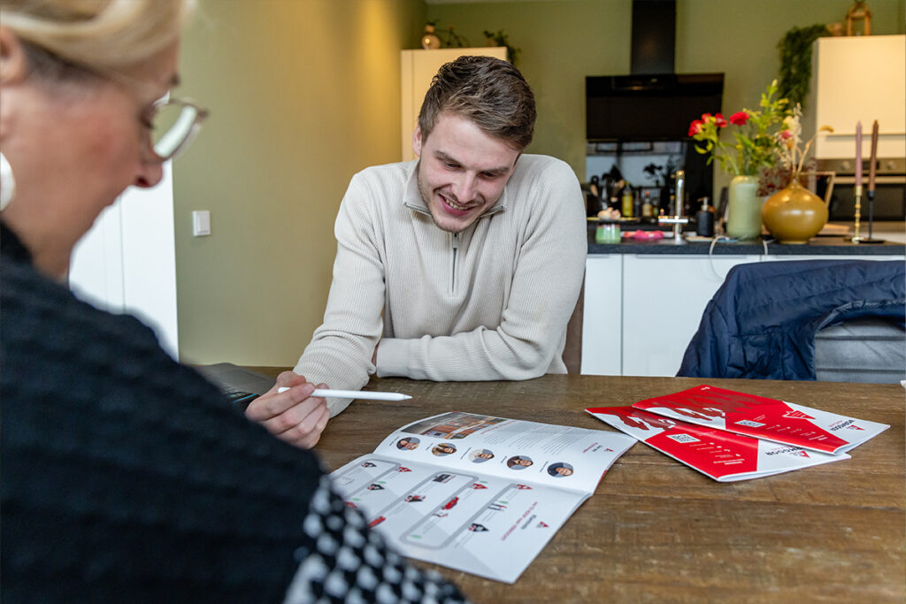 Uitleg van dienstverlening aan tafel bij Wormgoor Makelaars