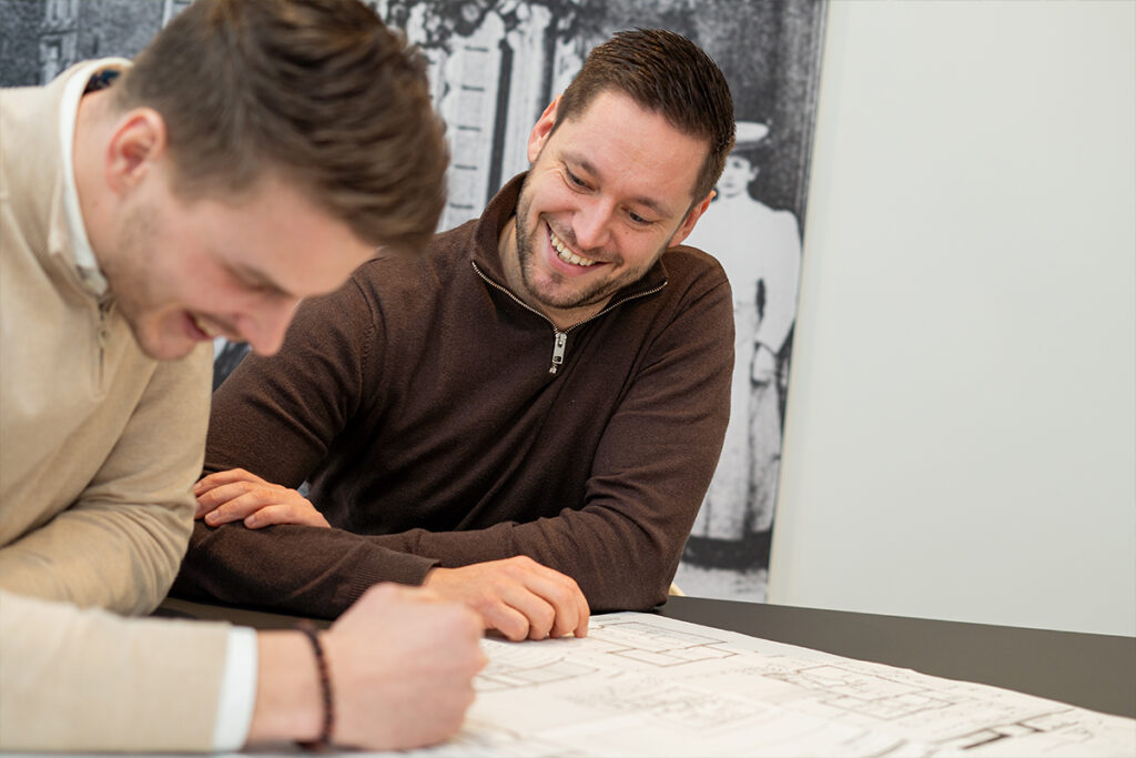 Bespreking van woningplannen tijdens een adviesgesprek bij Wormgoor Makelaars