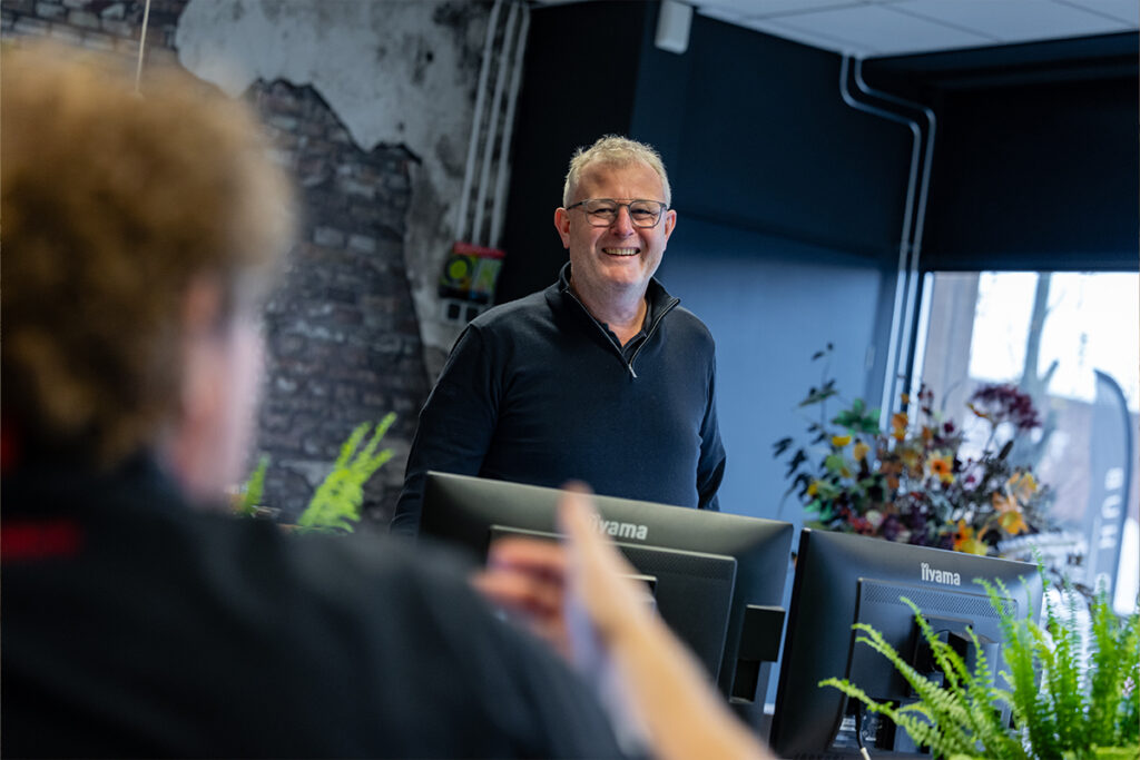 Collega in gesprek op kantoor bij Wormgoor Makelaars