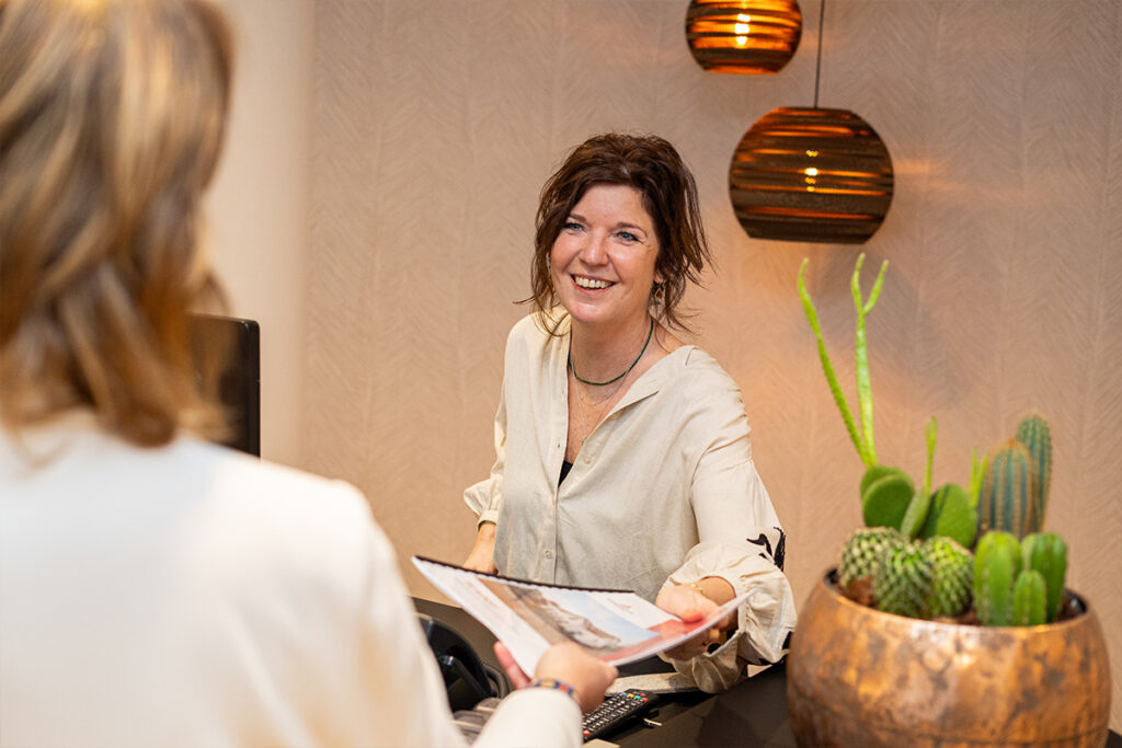 Persoonlijk contact aan de balie bij Wormgoor Makelaars