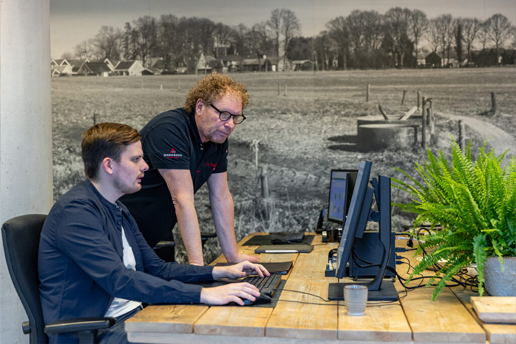 Medewerkers van Wormgoor Makelaars werken samen aan woningdossier op kantoor