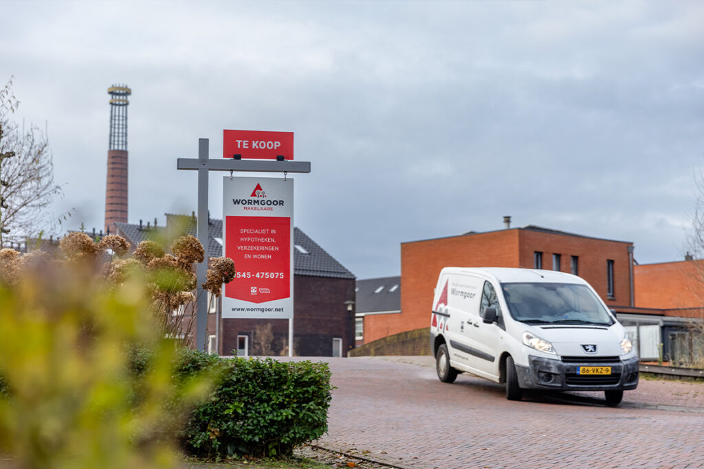 Te koop bord van Wormgoor Makelaars bij een woning, met aandacht voor hypotheekadvies