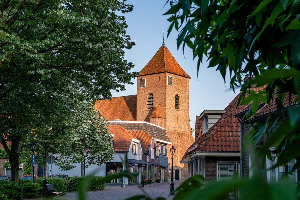 Dorpsstraat met historische bebouwing en kerk