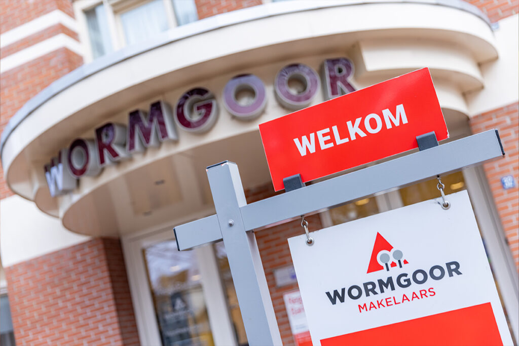 Welkomstbord bij het kantoor van Wormgoor Makelaars