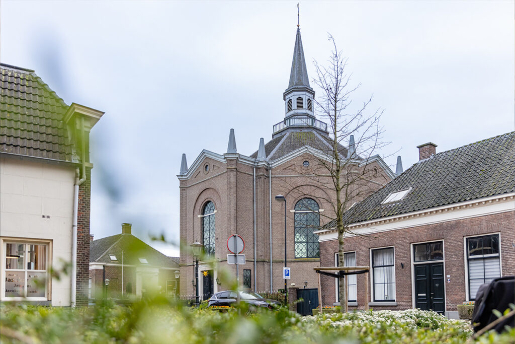 Straatbeeld met karakteristiek dorpsgebouw in de regio van Wormgoor Makelaars