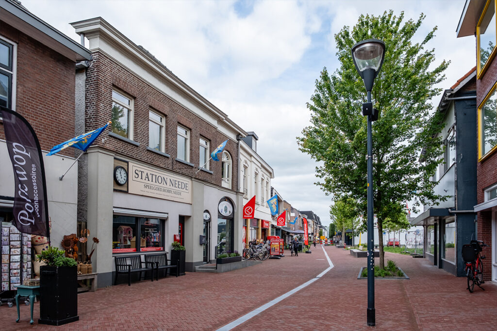 Winkelstraat in Neede met lokale winkels en karakteristieke bebouwing