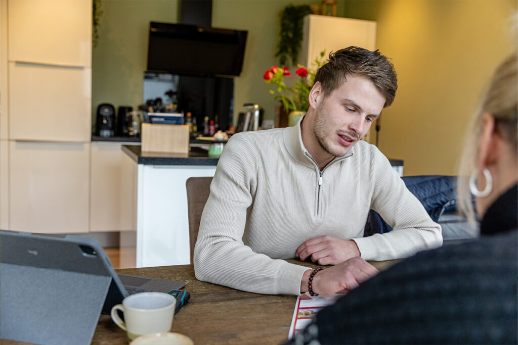 Adviesgesprek over woningverkoop en hypotheekmogelijkheden bij Wormgoor Makelaars